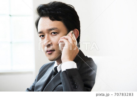 ビジネスマン　スマホ　ポートレート 70783283