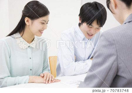 物件を探すカップル 70783748