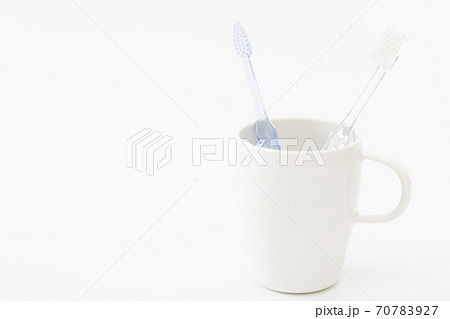 ハブラシとコップ 70783927