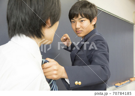 先生を殴る生徒 70784185