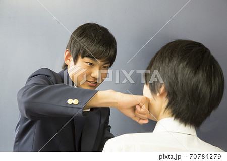 先生を殴る生徒 先生を殴る生徒 70784279
