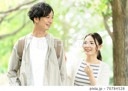 散歩をする若い男女 70784526