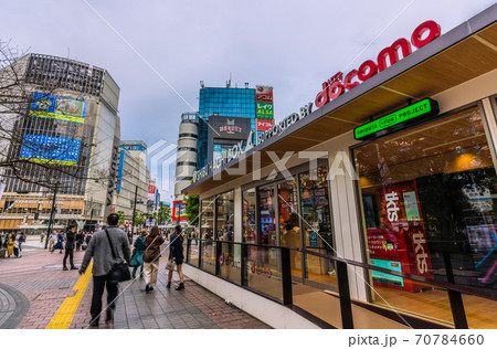 日本の東京都市景観 新たな観光施設「シブハチボックス」が渋谷駅ハチ公前広場の青ガエル跡にお目見えした 70784660
