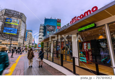 日本の東京都市景観 新たな観光施設「シブハチボックス」が渋谷駅ハチ公前広場の青ガエル跡にお目見えした 日本の東京都市景観 新たな観光施設「シブハチボックス」が渋谷駅ハチ公前広場の青ガエル跡にお目見えした 70784662