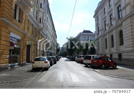 車が並ぶグラーツの街並み Graz Austria 車が並ぶグラーツの街並み Graz Austria 70784917