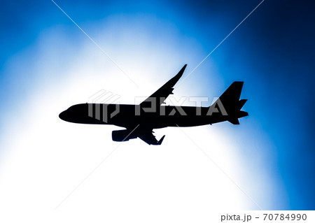 飛行機のシルエット 70784990