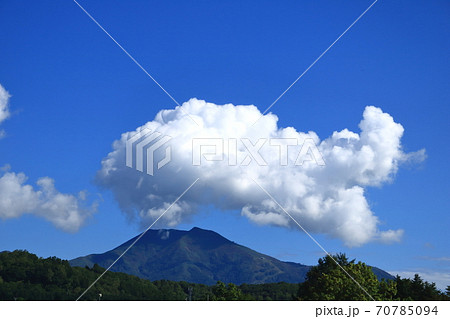 ニセコの山に大きな雲がきれい の写真素材