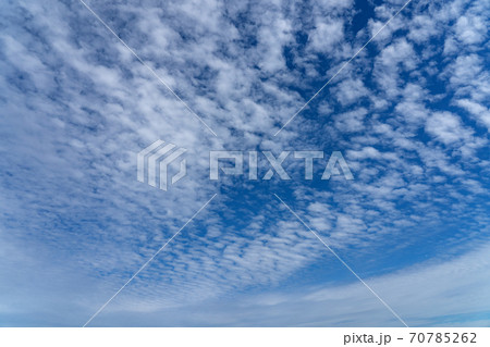 秋の空と雲の素材 70785262
