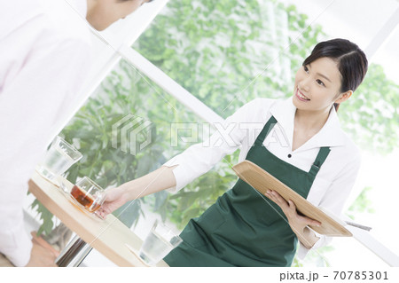 紅茶を運ぶカフェ店員 紅茶を運ぶカフェ店員 70785301