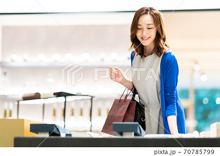 女性 ショッピング 買い物 ライフスタイル 撮影協力:g GIFT AND LIFESTYL 女性 ショッピング 買い物 ライフスタイル 撮影協力:g GIFT AND LIFESTYL 70785799