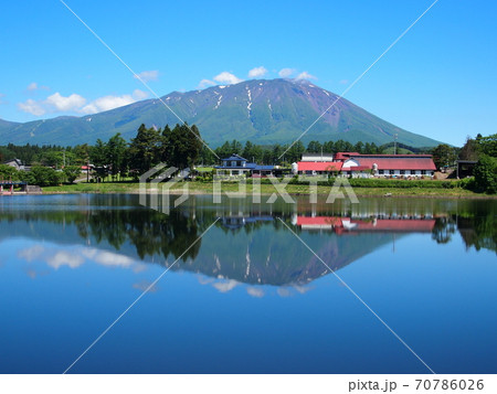 初夏の新鬼越池からの岩手山 70786026