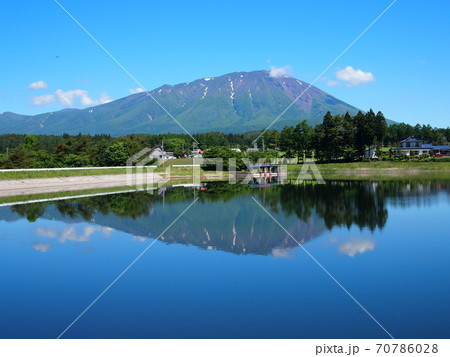 初夏の新鬼越池からの岩手山 初夏の新鬼越池からの岩手山 70786028