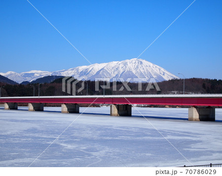 厳冬の御所湖からの岩手山 70786029