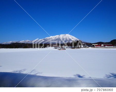 厳冬の新鬼越池からの岩手山 厳冬の新鬼越池からの岩手山 70786060