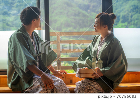 温泉にきた男女 70786083