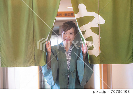温泉宿にきた女性 70786408