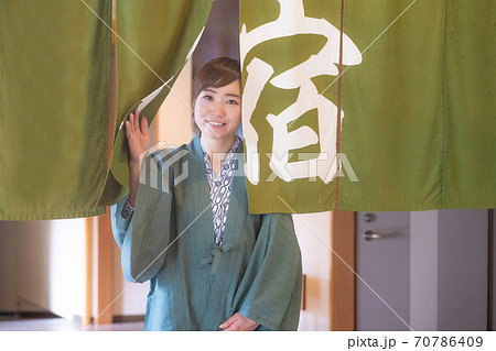 温泉宿にきた女性 温泉宿にきた女性 70786409