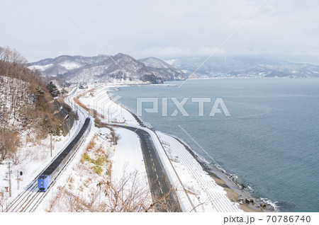 【JR北海道】冬の海岸線を行く特急列車 【JR北海道】冬の海岸線を行く特急列車 70786740