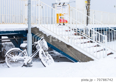 【JR北海道】止めた自転車に雪が積もる駅 【JR北海道】止めた自転車に雪が積もる駅 70786742