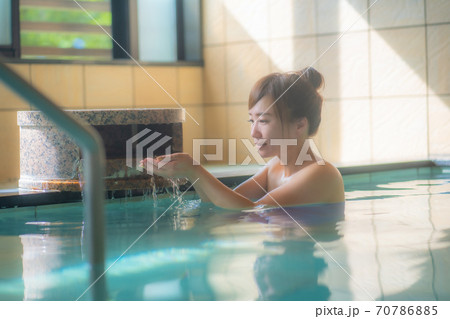 温泉に入る女性 70786885