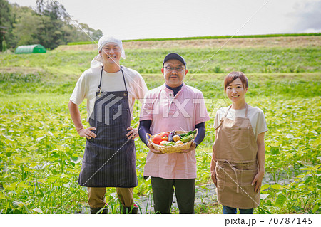 農業する男女の写真素材 [70787145] - PIXTA