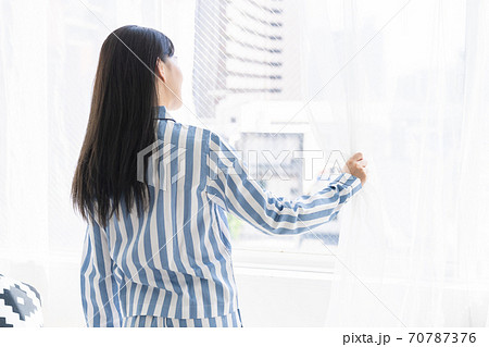 パジャマを着た女性　後ろ姿 70787376
