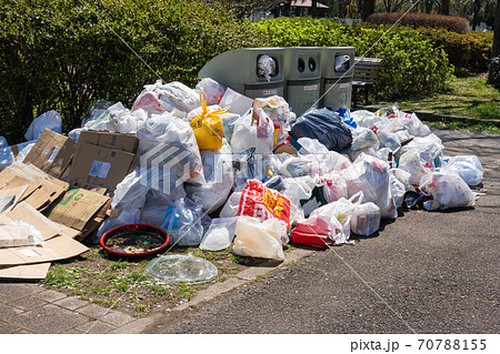 花見会場 ゴミ捨て場の写真素材