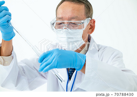 医療イメージ　白衣の男性 70788430