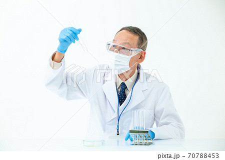 医療イメージ　白衣の男性 70788453