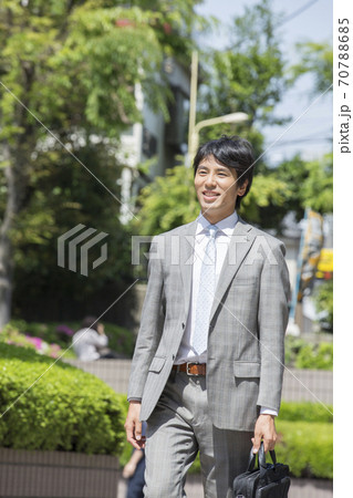 街中を歩くビジネスマン 70788685