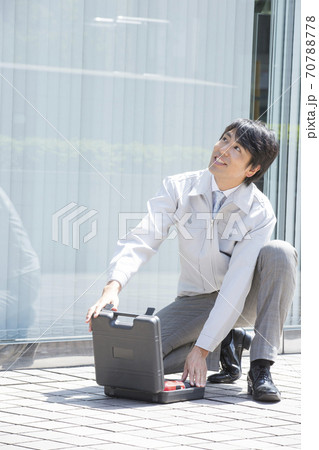 修理をする作業スタッフ 修理をする作業スタッフ 70788778