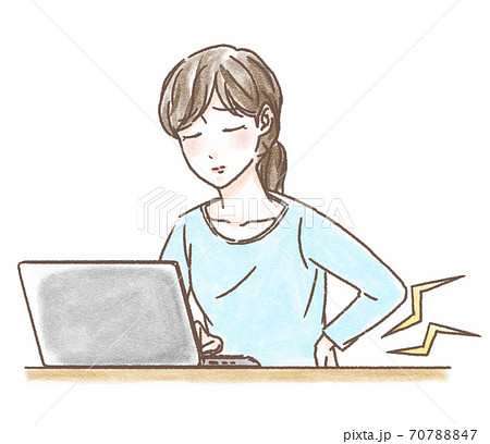 パソコンで腰痛を感じる女性 70788847
