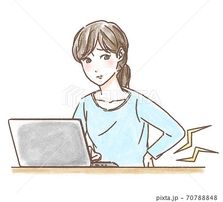 パソコンで腰痛を感じる女性 70788848