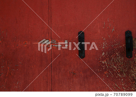 京都平安神宮の赤い外扉かんぬき止め跡の写真素材