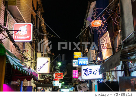 新宿ゴールデン街　夜景（東京都） 70789212