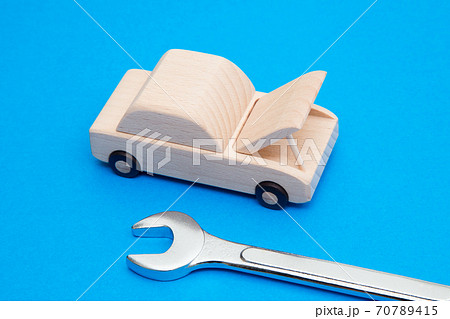 車と整備用レンチ 車の整備イメージ 車と整備用レンチ 車の整備イメージ 70789415
