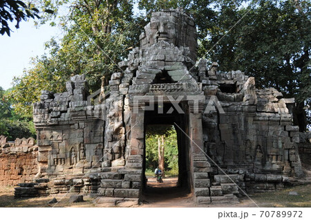 カンボジア、アンコール遺跡、バンテアイ・クデイ（僧坊の砦）、西塔門 70789972