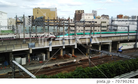 連結して走る2つの新幹線の遠景 70790262