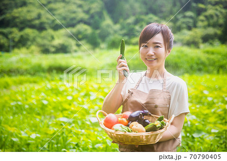 野菜を持つ女性 70790405