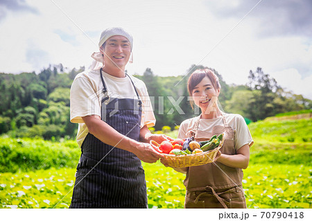 野菜を持つ男女 野菜を持つ男女 70790418