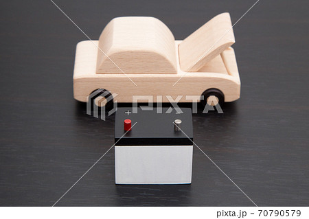 車とバッテリー 70790579