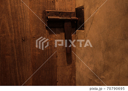 古い木製の扉に取り付けられた頑丈なかんぬきの写真素材