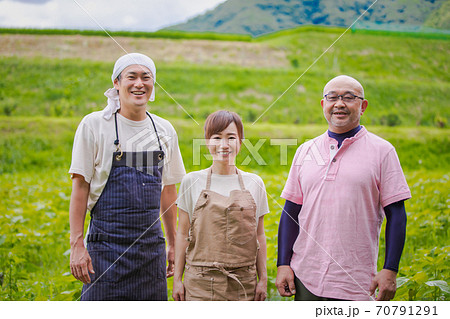 農業する男女 農業する男女 70791291