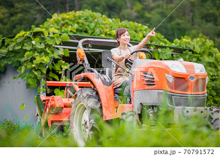トラクターと女性 70791572
