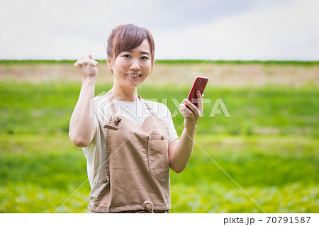 スマホで農業する女性 70791587