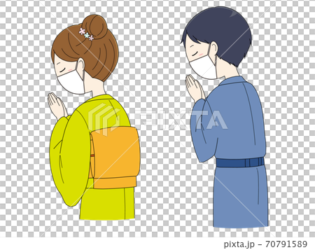 手を合わせて祈るマスクと着物姿の男性と女性 70791589