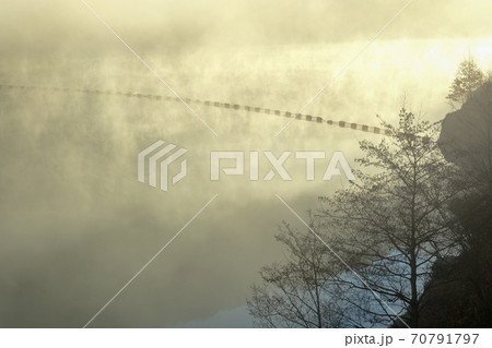 朝霧の大滝ダム湖（奈良県吉野郡川上村） 70791797