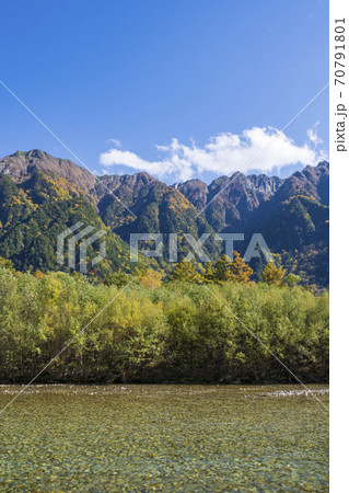 《長野県》秋の上高地 梓川と穂高連峰 70791801