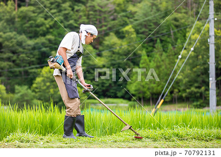 草刈りする男性 70792131