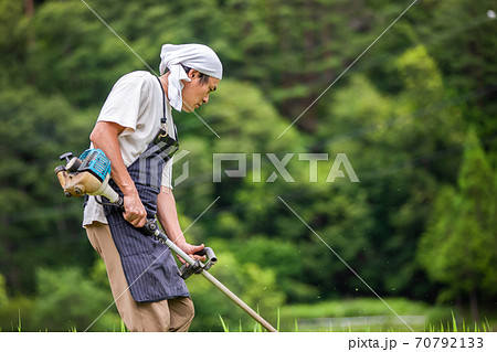 草刈りする男性 70792133